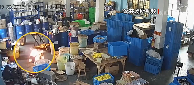 火勢加大，其他人視而不見。